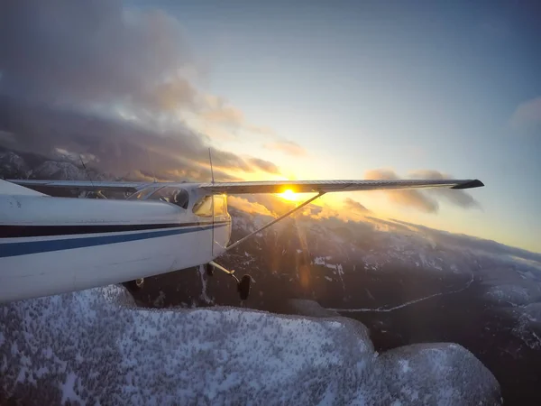 Pequeno Avião Sobrevoando Bela Paisagem Montanhosa Canadense Durante Pôr Sol — Fotografia de Stock