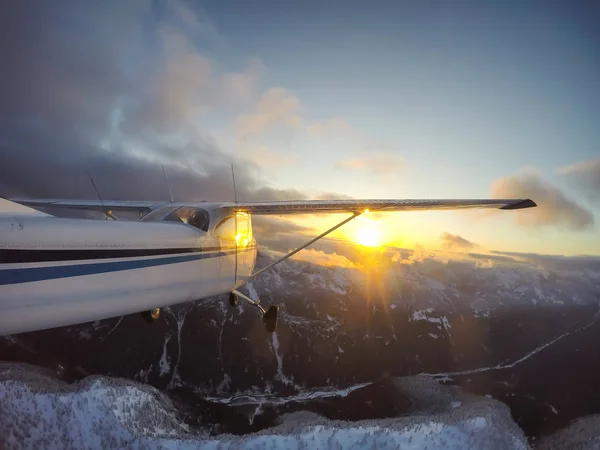 Pequeno Avião Sobrevoando Bela Paisagem Montanhosa Canadense Durante Pôr Sol — Fotografia de Stock