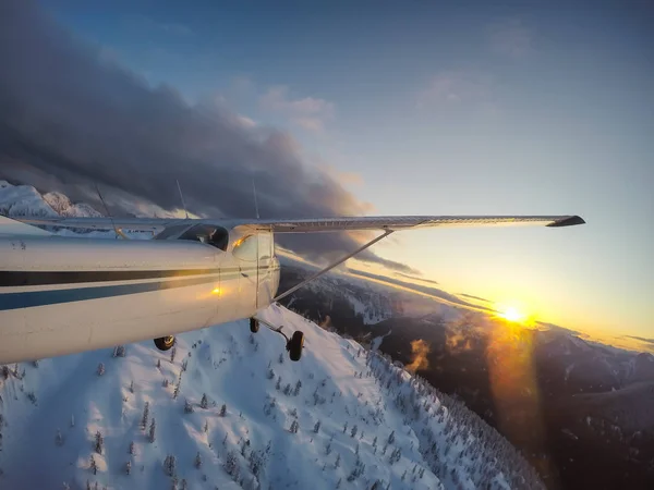 Kleines Flugzeug Das Während Eines Pulsierenden Sonnenuntergangs Über Der Wunderschönen — Stockfoto