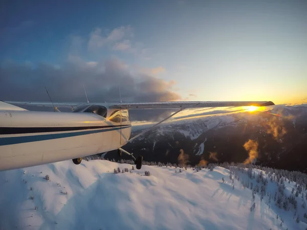 Petit Avion Survolant Magnifique Paysage Montagneux Canadien Lors Coucher Soleil — Photo