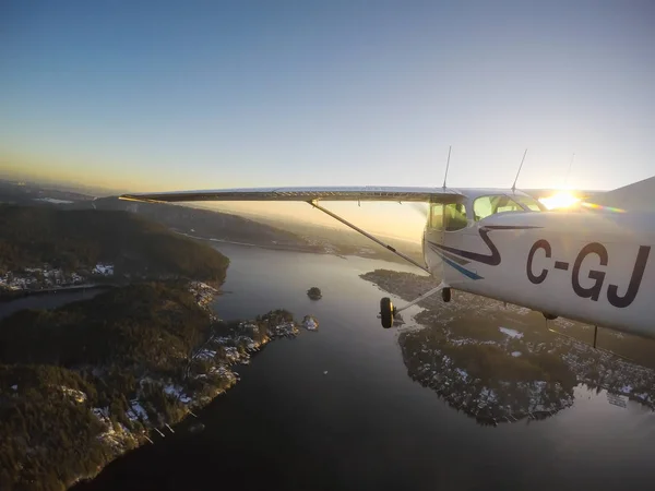 温哥华 不列颠哥伦比亚省 加拿大 2018年2月22日 小型飞机 塞斯纳 172 是飞越城市在一个充满活力的日落 — 图库照片
