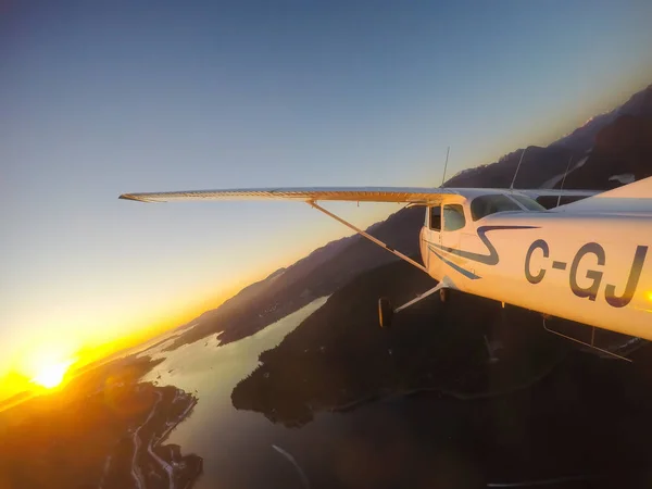 温哥华 不列颠哥伦比亚省 加拿大 2018年2月22日 小型飞机 塞斯纳 172 是飞越城市在一个充满活力的日落 — 图库照片