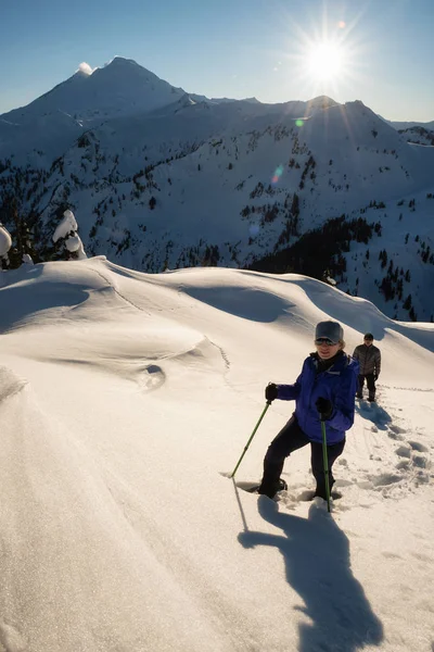 Freunde Des Ehepaares Gehen Schneeschuhwandern Neuschnee Umgeben Von Der Wunderschönen — Stockfoto