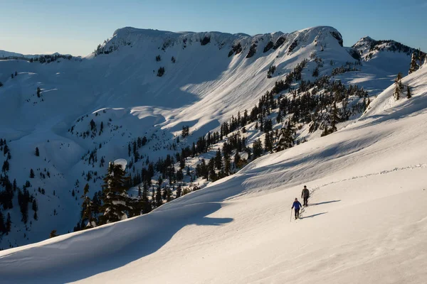 Par Amigos Están Haciendo Raquetas Nieve Nieve Fresca Rodeados Por — Foto de Stock