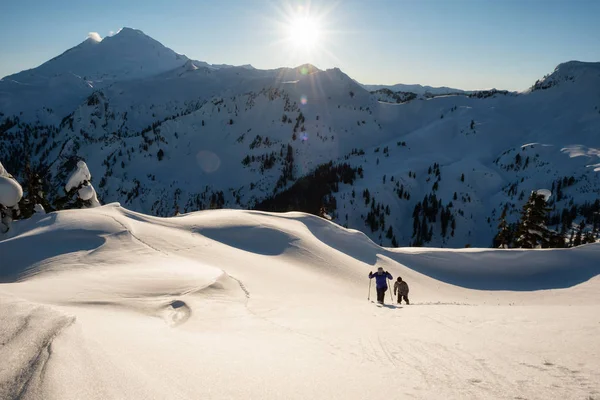 Freunde Des Ehepaares Gehen Schneeschuhwandern Neuschnee Umgeben Von Der Wunderschönen — Stockfoto