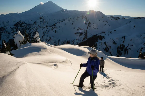 Birkaç Arkadaş Tarafından Güzel Amerikan Manzara Çevrili Taze Karda Snowshoeing — Stok fotoğraf