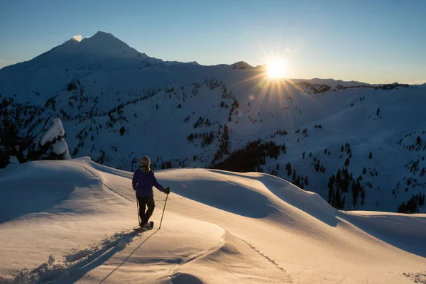 Abenteuerlustige Mädchen Genießen Die Wunderschöne Berglandschaft Während Eines Lebendigen Sonnenuntergangs — Stockfoto