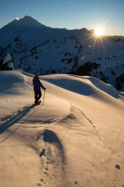 Abenteuerlustige Mädchen Genießen Die Wunderschöne Berglandschaft Während Eines Lebendigen Sonnenuntergangs — Stockfoto