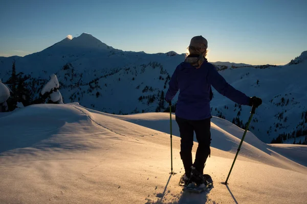 Menina Aventurosa Está Desfrutando Bela Paisagem Moutain Durante Pôr Sol — Fotografia de Stock