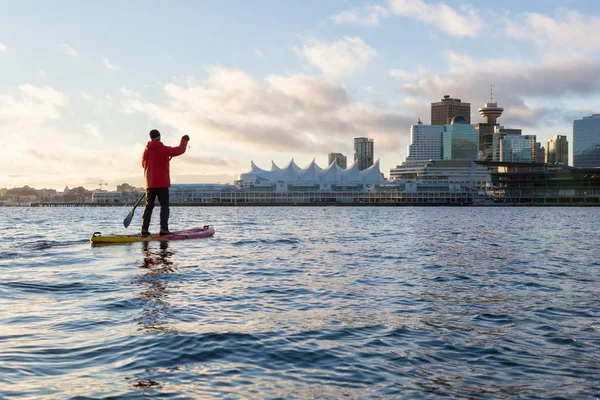 在一个充满活力的冬季日出期间 有冒险精神的人正在市区附近划船 在加拿大不列颠哥伦比亚省温哥华的煤港拍摄 — 图库照片