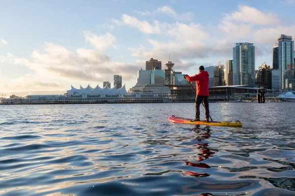 在一个充满活力的冬季日出期间 有冒险精神的人正在市区附近划船 在加拿大不列颠哥伦比亚省温哥华的煤港拍摄 — 图库照片