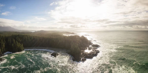 Légi Panorámás Seascape Megtekintése Során Egy Élénk Téli Reggelen Tofino — Stock Fotó