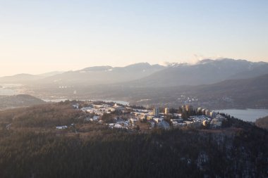 Canlı bir günbatımı sırasında Burnaby Dağı 'nın havadan görünüşü. Büyük Vancouver, British Columbia, Kanada 'da çekilmiştir..