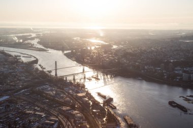 Havadan görünümü Skytrain ve Pattullo Köprüsü Fraser Nehri üzerinde Surrey New Westminster için gidiyor. Büyük Vancouver, British Columbia, Kanada alınan.