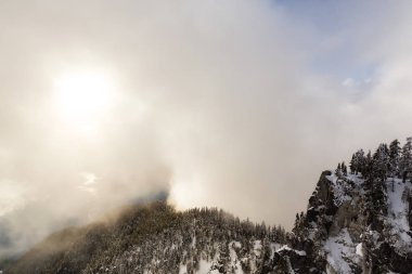 Gün batımından önce canlı bir akşam sırasında bir dağın tepesinde harika bir manzara. St Mark's Peak, Vancouver, British Columbia, Kanada kuzeyindeki üzerinde gerçekleştirilen.