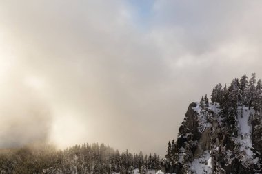 Gün batımından önce canlı bir akşam sırasında bir dağın tepesinde harika bir manzara. St Mark's Peak, Vancouver, British Columbia, Kanada kuzeyindeki üzerinde gerçekleştirilen.