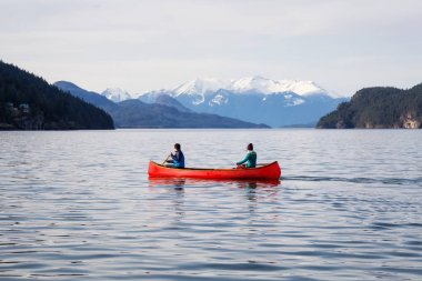 Ahşap bir Kano güneşli bir gün boyunca Kano kaç arkadaş. Harrison Gölü, doğusunda Vancouver, British Columbia, Kanada çekilmiş.