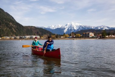 Ahşap bir Kano güneşli bir gün boyunca Kano kaç arkadaş. Harrison Gölü, doğusunda Vancouver, British Columbia, Kanada çekilmiş.