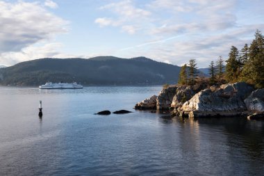 Güzel manzara görünümü of Whytecliff Park canlı bir gün batımı sırasında. Horseshoe Bay, Batı Vancouver, British Columbia, Kanada alınan.