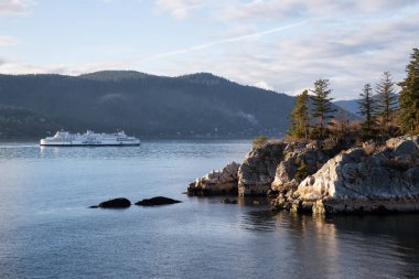 Batı Vancouver, British Columbia, Kanada - 06 Mart 2018: Whytecliff Park tarafından canlı bir gün batımı sırasında geçen M.ö. feribotlar.