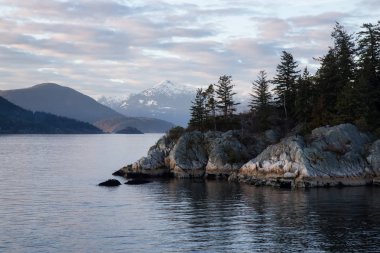 Güzel manzara görünümü of Whytecliff Park canlı bir gün batımı sırasında. Horseshoe Bay, Batı Vancouver, British Columbia, Kanada alınan.