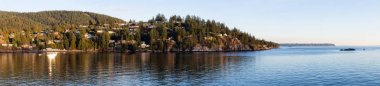 Parlak günbatımında okyanus manzaralı lüks evlerin güzel panoramik manzarası. Horseshoe Bay, West Vancouver, British Columbia, Kanada 'da çekildi..