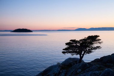 Whytecliff Park bir adada canlı bir gün batımı sırasında okyanus güzel manzara. Horseshoe Bay, Batı Vancouver, British Columbia, Kanada alınan.