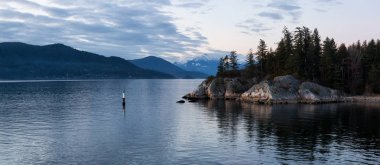 Güzel panoramik manzara görünümü of Whytecliff Park canlı bir gün batımı sırasında. Horseshoe Bay, Batı Vancouver, British Columbia, Kanada alınan.