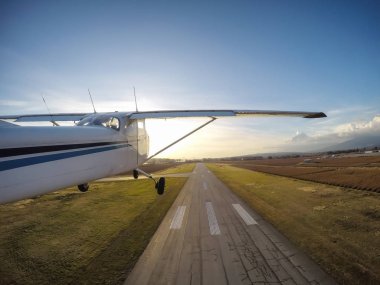 Küçük uçak pist canlı bir gün batımı sırasında alarak. Pitt Meadowns, Vancouver, British Columbia, Kanada alınan.
