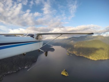 Küçük uçak üzerinde derin koyu canlı bir gün batımı sırasında uçan. Vancouver, British Columbia, Kanada alınan.