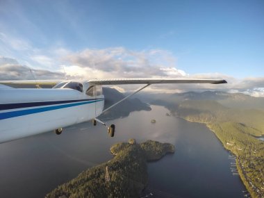 Küçük uçak üzerinde derin koyu canlı bir gün batımı sırasında uçan. Vancouver, British Columbia, Kanada alınan.