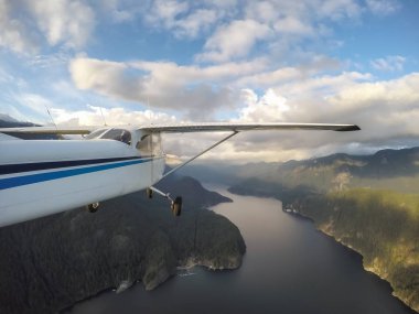 Küçük uçak üzerinde derin koyu canlı bir gün batımı sırasında uçan. Vancouver, British Columbia, Kanada alınan.