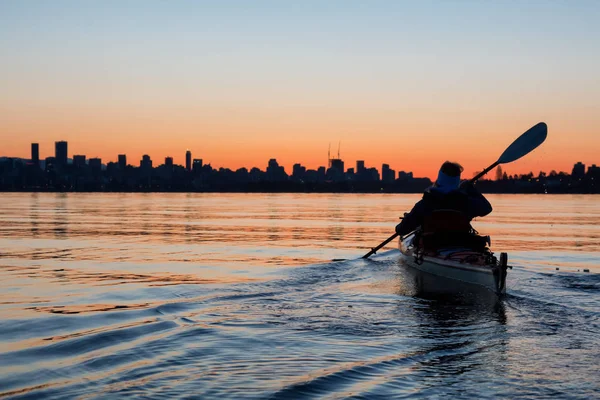 Aventura Chica Mar Kayak Durante Vibrante Amanecer Invierno Con City — Foto de Stock