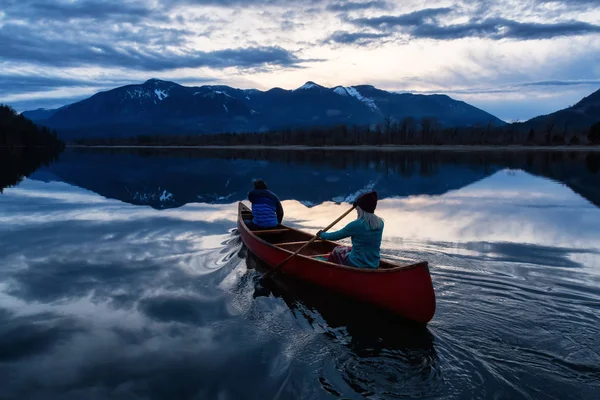 Abenteuerlustige Menschen Auf Einem Holzkanu Genießen Die Wunderschöne Kanadische Berglandschaft — Stockfoto