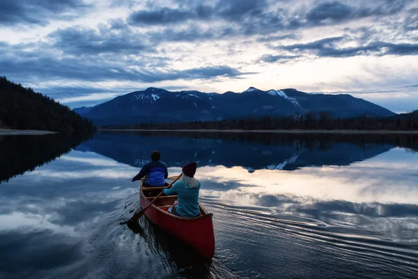 Pessoas Aventurosas Uma Canoa Madeira Estão Desfrutando Bela Paisagem Montanhosa — Fotografia de Stock