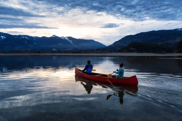 Dobrodružné Lidi Dřevěné Kánoe Těší Krásné Kanadské Horské Krajiny Během — Stock fotografie