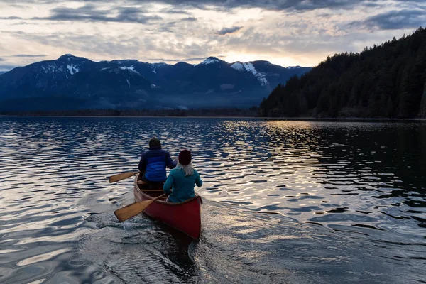 Ludzi Odważnych Drewnianym Kajakiem Korzystających Piękny Kanadyjski Krajobraz Górski Podczas — Zdjęcie stockowe