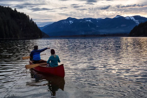 Abenteuerlustige Menschen Auf Einem Holzkanu Genießen Die Wunderschöne Kanadische Berglandschaft — Stockfoto