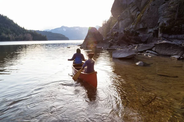 Par Amigos Haciendo Piragüismo Una Canoa Madera Durante Día Soleado —  Fotos de Stock