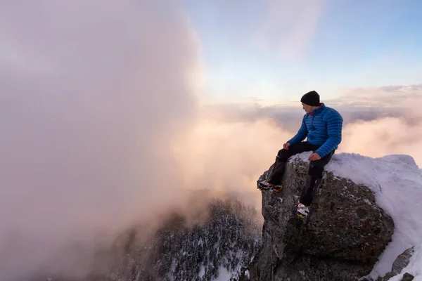 冒険男は崖の端に座って 美しい山の景色を楽しみます バンクーバー ブリティッシュ コロンビア カナダの北のサン マルコのピークでの撮影 — ストック写真