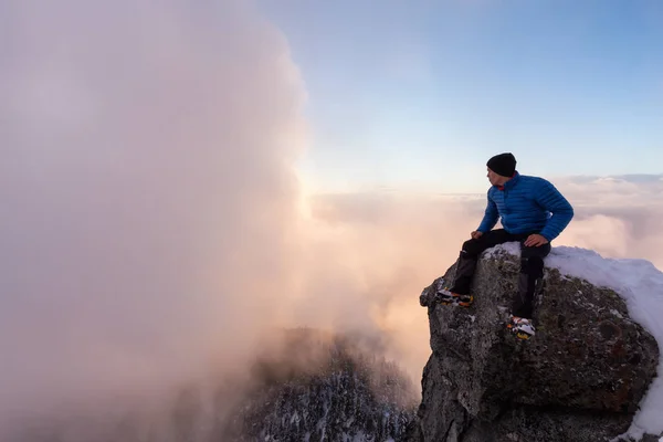 冒険男は崖の端に座って 美しい山の景色を楽しみます バンクーバー ブリティッシュ コロンビア カナダの北のサン マルコのピークでの撮影 — ストック写真