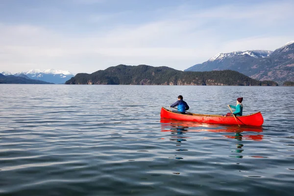 Para Przyjaciół Kajakarstwo Drewnianym Kajakiem Słoneczne Dni Podjęte Harrison Lake — Zdjęcie stockowe