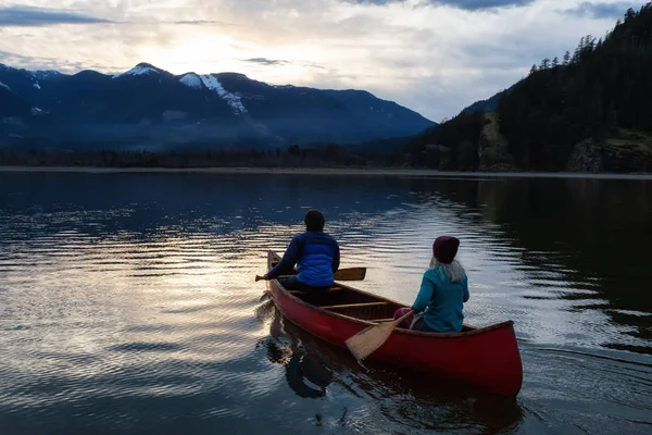 Adventurous People Wooden Canoe Enjoying Beautiful Canadian Mountain Landscape Vibrant — Stock Photo, Image