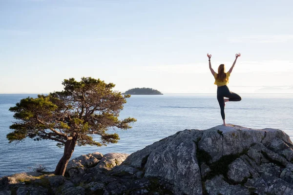 Junge Frau Praktiziert Yoga Auf Einer Felsigen Insel Während Eines — Stockfoto