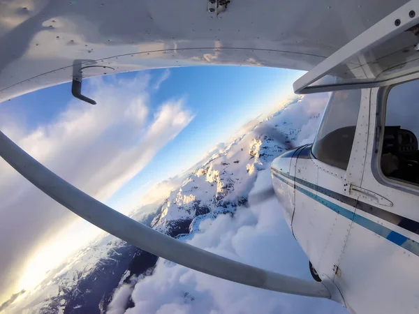 Malé Letadlo Letící Nad Kanadské Horské Krajiny Během Zářivé Slunce — Stock fotografie