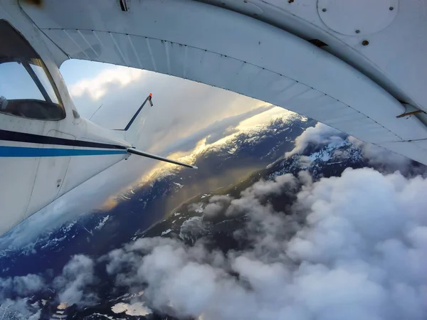Küçük Uçak Kanada Dağ Peyzaj Üzerinde Canlı Bir Gün Batımı — Stok fotoğraf