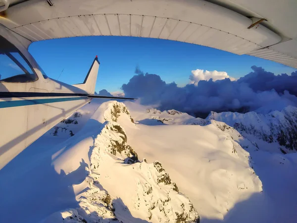 Petit Avion Survolant Paysage Montagneux Canadien Pendant Coucher Soleil Éclatant — Photo