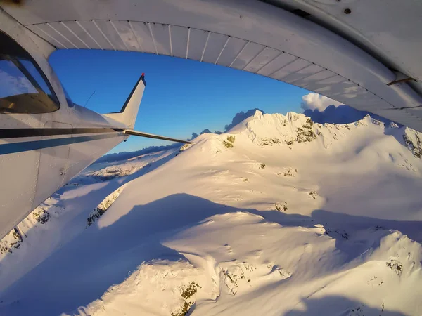 Pequeño Avión Volando Sobre Paisaje Montaña Canadiense Durante Una Vibrante — Foto de Stock