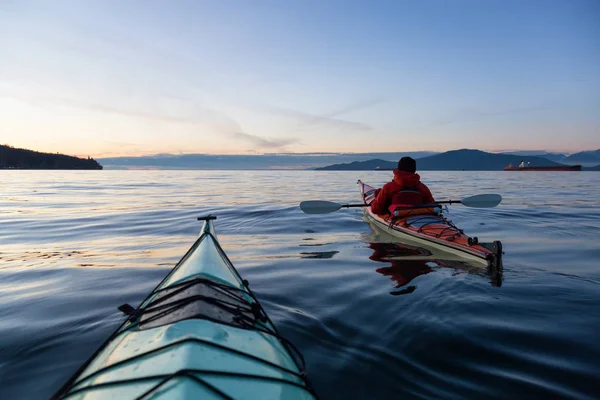 Adventure Man Sea Kayak Kajakken Tijdens Een Levendige Kleurrijke Zonsondergang — Stockfoto
