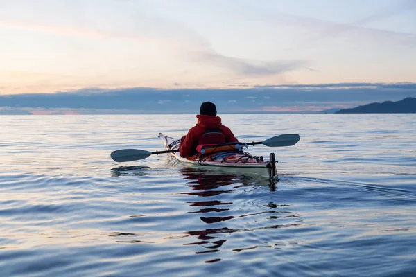 Adventure Man Auf Einem Sea Kayak Ist Kajakfahren Während Eines — Stockfoto